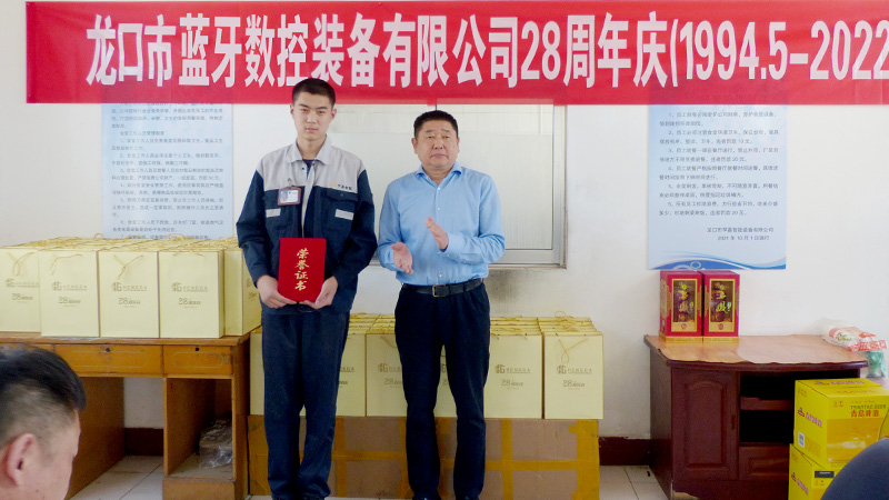 獲得“合理新人獎(jiǎng)”榮譽(yù)稱號的實(shí)習(xí)生—陳冰