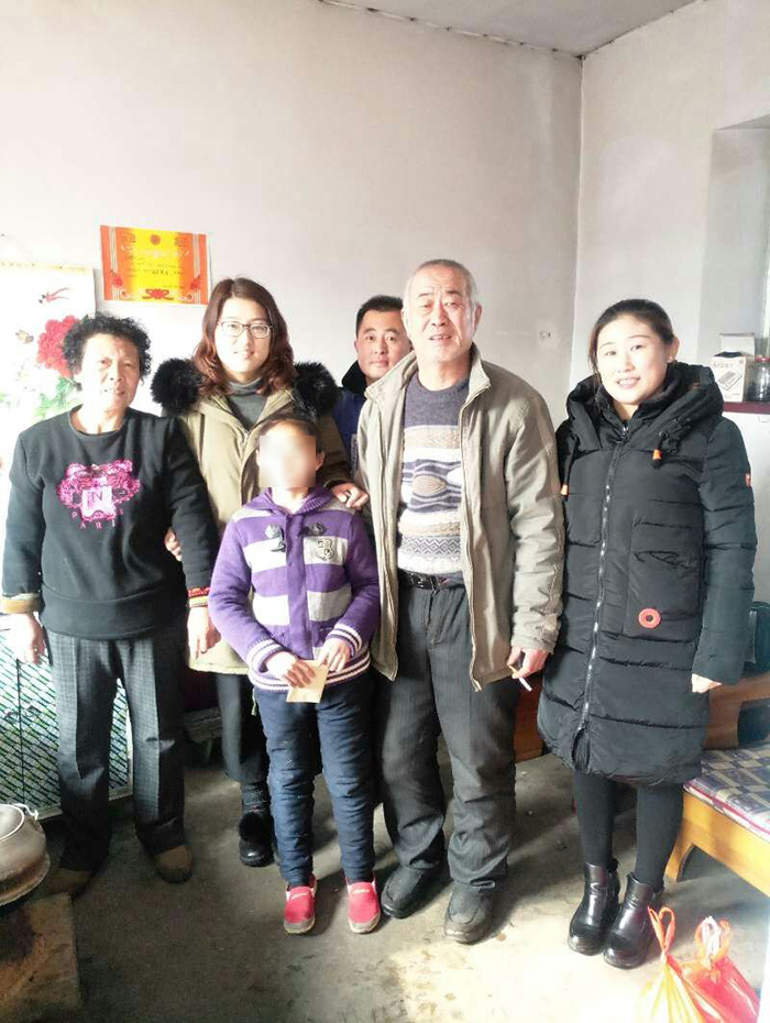 妤心已經(jīng)上學(xué)，且恢復(fù)狀況良好。