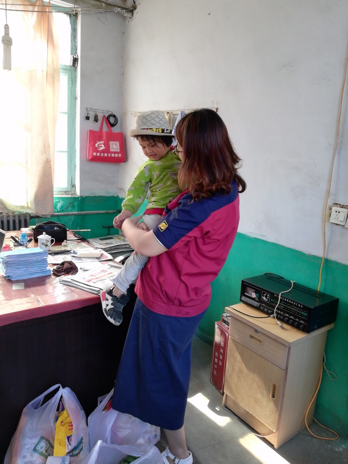 亨嘉智能員工代表為小囡囡送上生活學(xué)習(xí)用品（1）