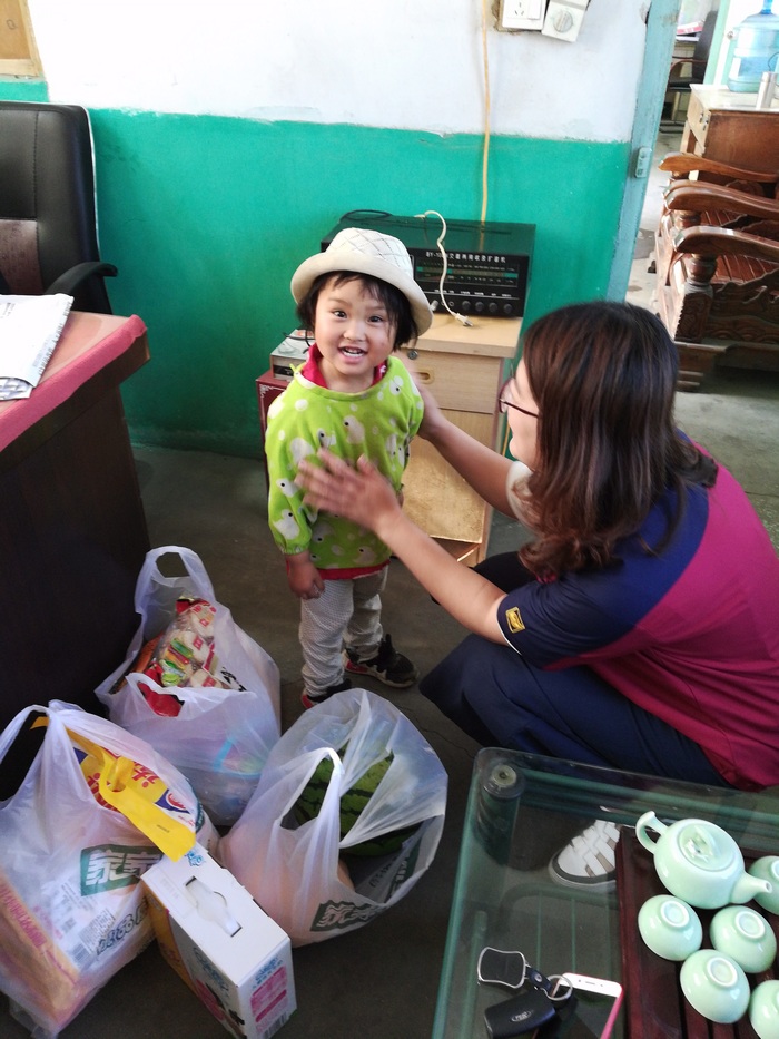亨嘉智能員工代表為小囡囡送上生活學(xué)習(xí)用品（3）