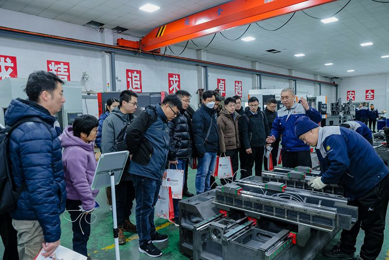 參會(huì)企業(yè)參觀考察我司